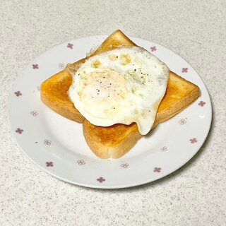 簡単☆はちみつシナモン目玉焼きのせトースト